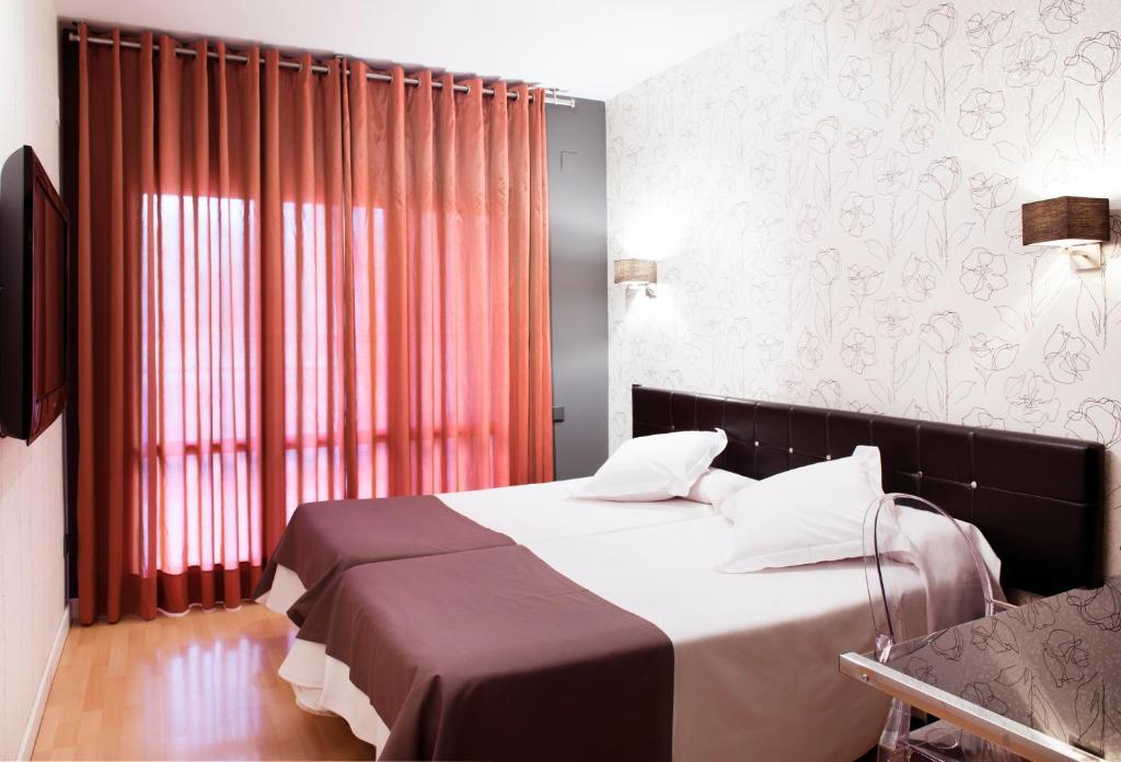 Hospedium Hostal Un Punto Chic Huesca Ngoại thất bức ảnh