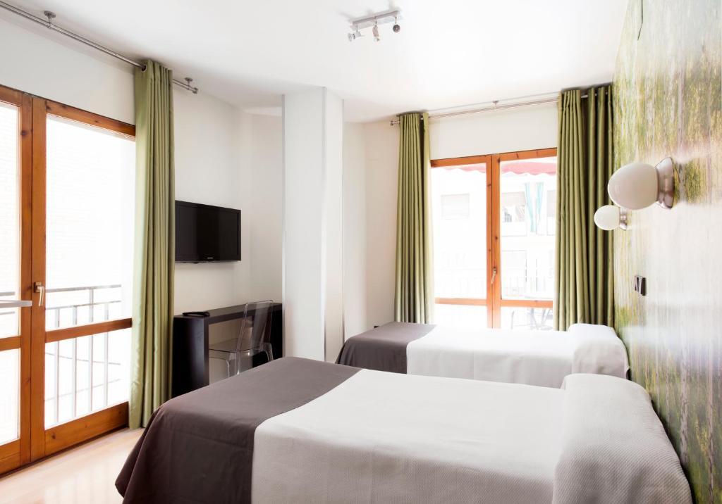 Hospedium Hostal Un Punto Chic Huesca Ngoại thất bức ảnh