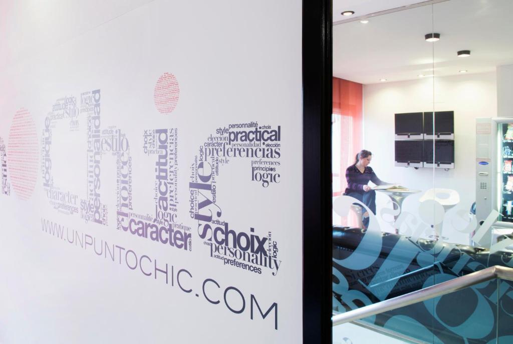 Hospedium Hostal Un Punto Chic Huesca Ngoại thất bức ảnh